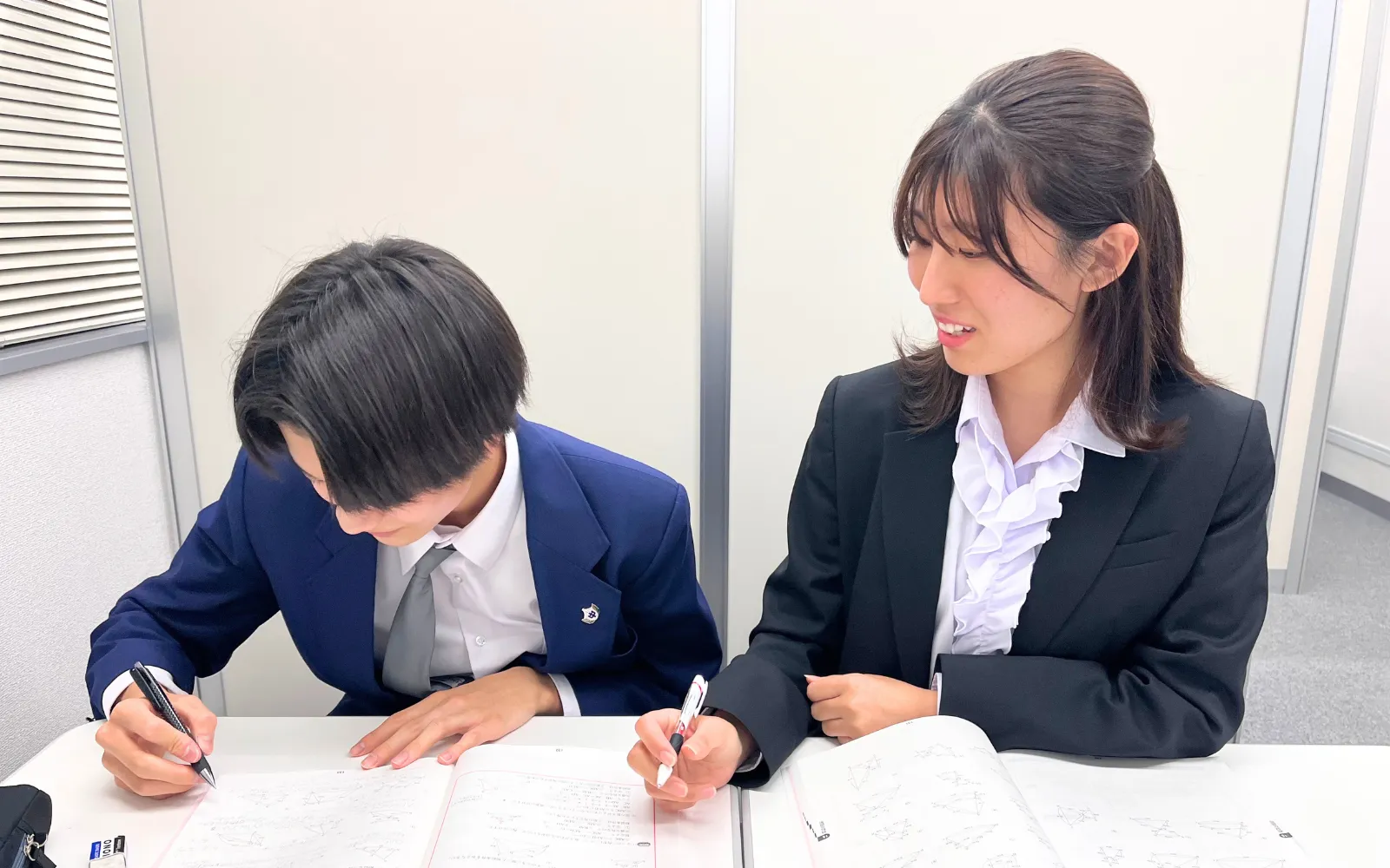 先生が生徒に勉強を教えている個別指導のイメージ