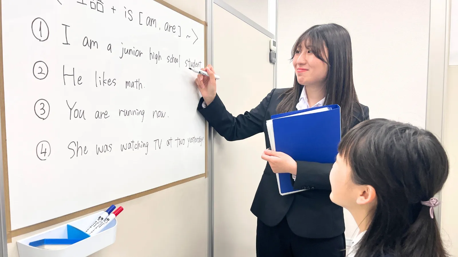 先生が生徒に勉強を教えている個別指導のイメージ